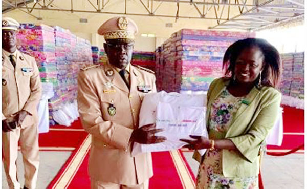 Madame Rose Angèle FAYE et ses Partenaires remettent 1000 matelas 1000 draps de lits 1000 oreillers et 1000 taies doreiller aux Forces Armées Sénégalaisesjpg