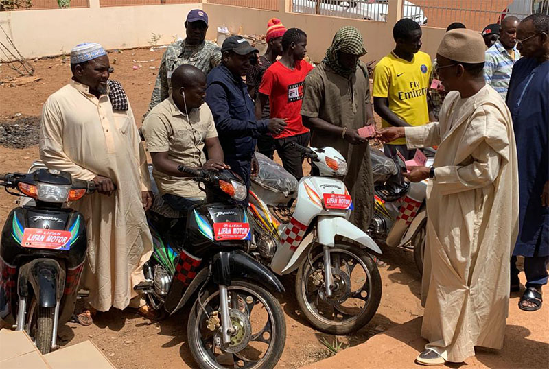 amadou samba kane offre 50 motos jakarta aux jeunes de hamady Hounaré