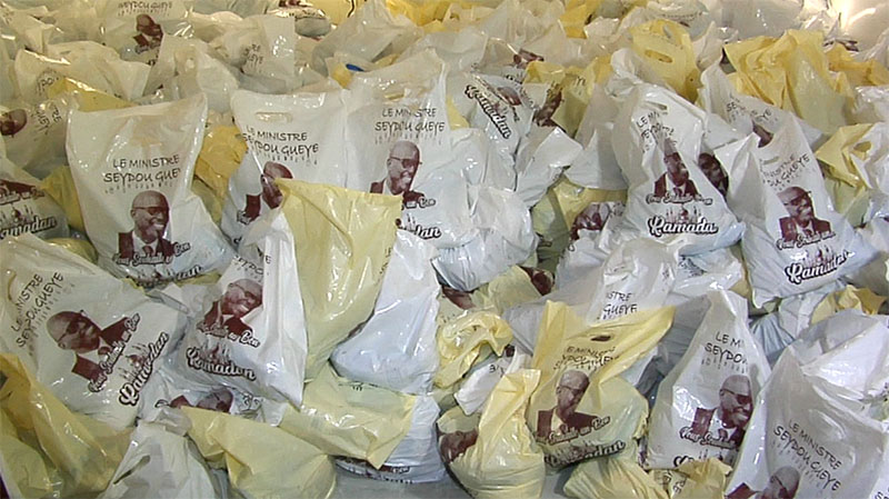 SEYDOU GUEYE DISTRIBUE PLUS DE 5000 KITS NDOGOU AUX POPULATIONS DE LA MEDINA