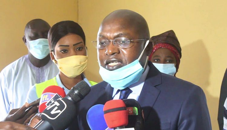 Visite du ministre oumar gueye au centre dincubation de Yoff