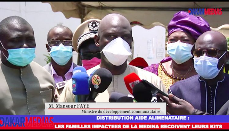 Mansour Faye distribution aide alimentaire à la Médina